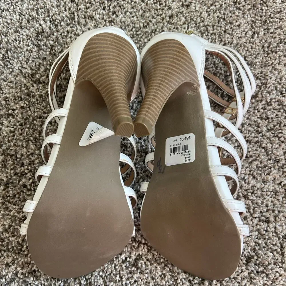 Lane Bryant strappy white heel with gold bows 7w new with defect - Picture 8 of 8